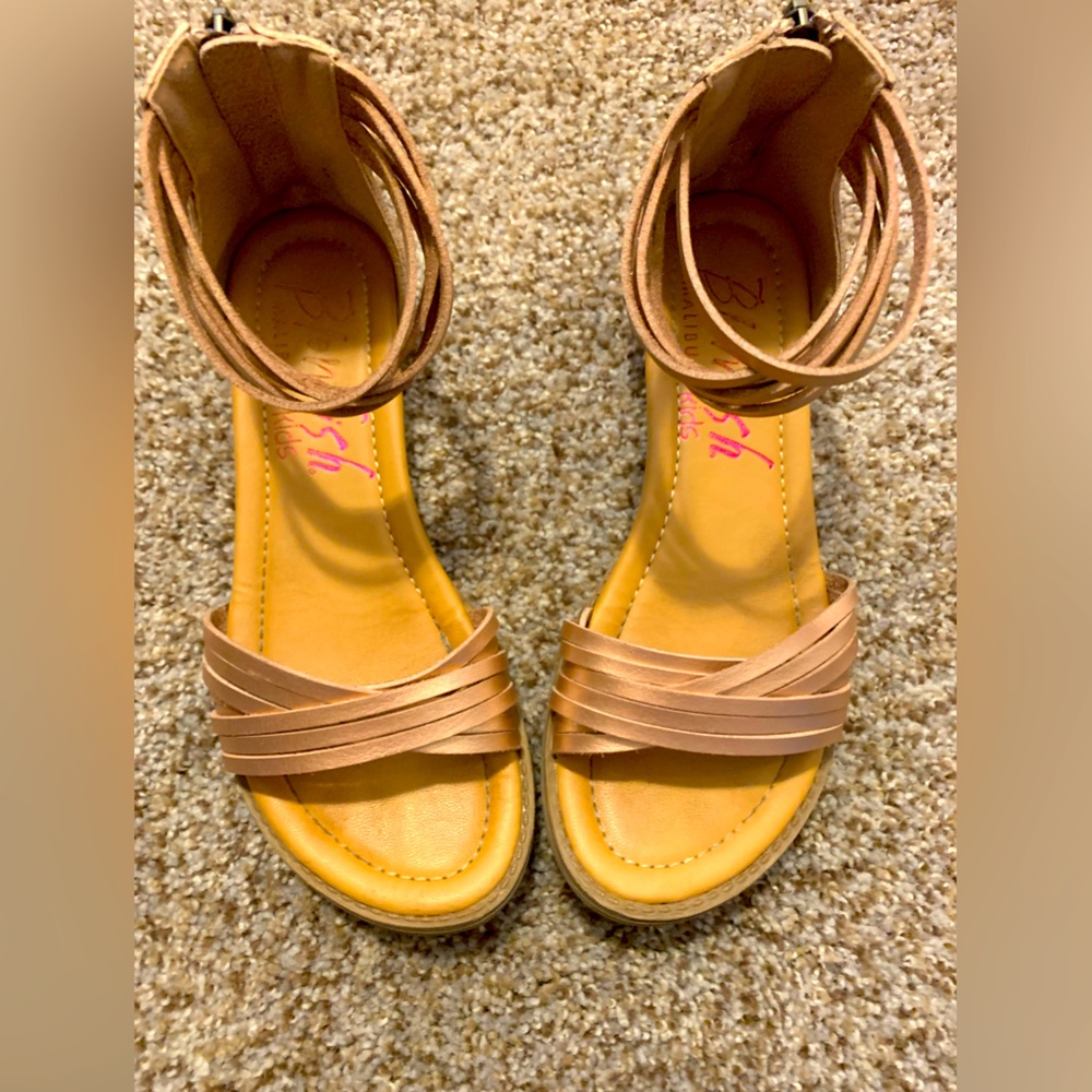 Blowfish Kid’s Gold Sandals. Strappy design with fun back zipper. Size 4